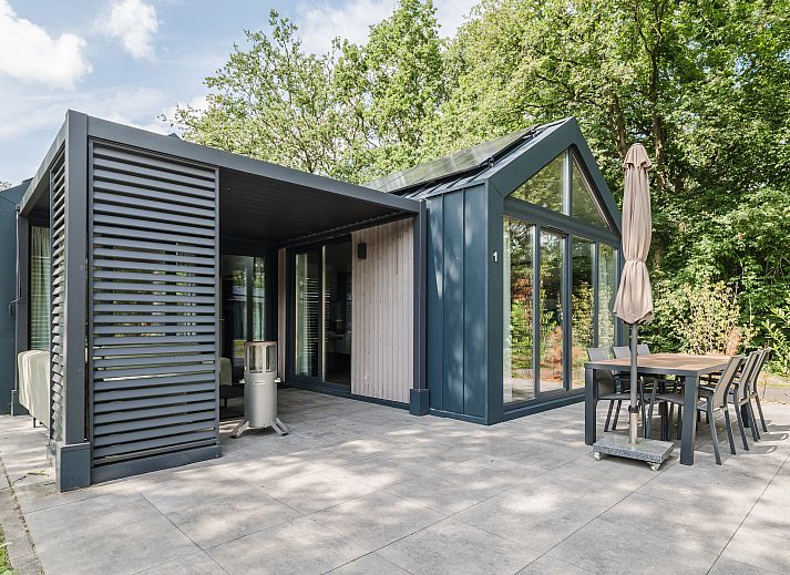Elegante gedekte eettafel in 6-persoons woning | 6L1 in Sellingen, Groningen, met uitzicht op de natuur.