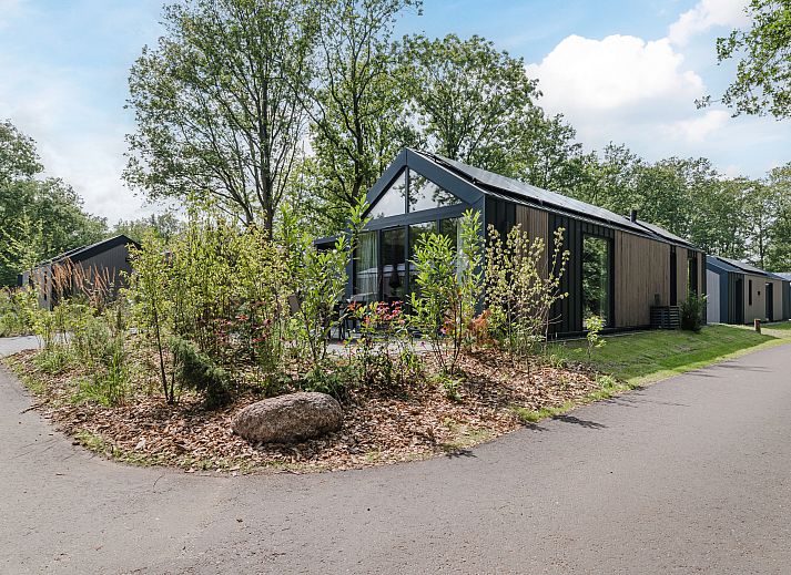 Elegante gedekte eettafel in 6-persoons woning | 6L1 in Sellingen, Groningen, met uitzicht op de natuur.