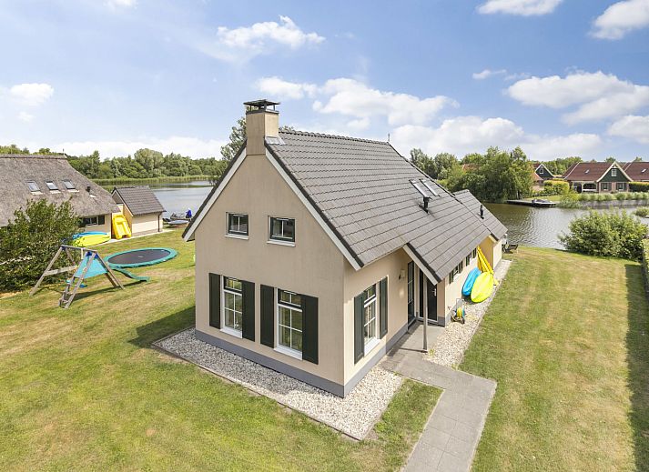 Stilvolles Wohnzimmer im Ferienhaus Lieskehuis Wellness de Luxe 10+2, Vlagtwedde, mit bequemen Sitzgelegenheiten und moderner Einrichtung.