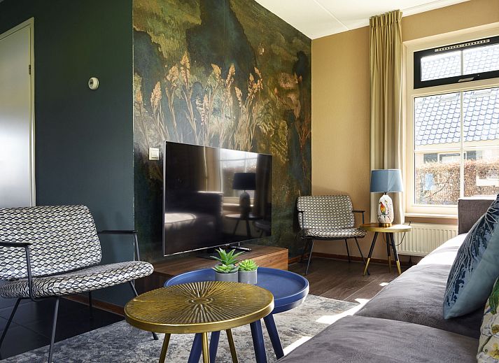 Stilvolles Wohnzimmer im Ferienhaus Lieskehuis Wellness de Luxe 10+2, Vlagtwedde, mit bequemen Sitzgelegenheiten und moderner Einrichtung.