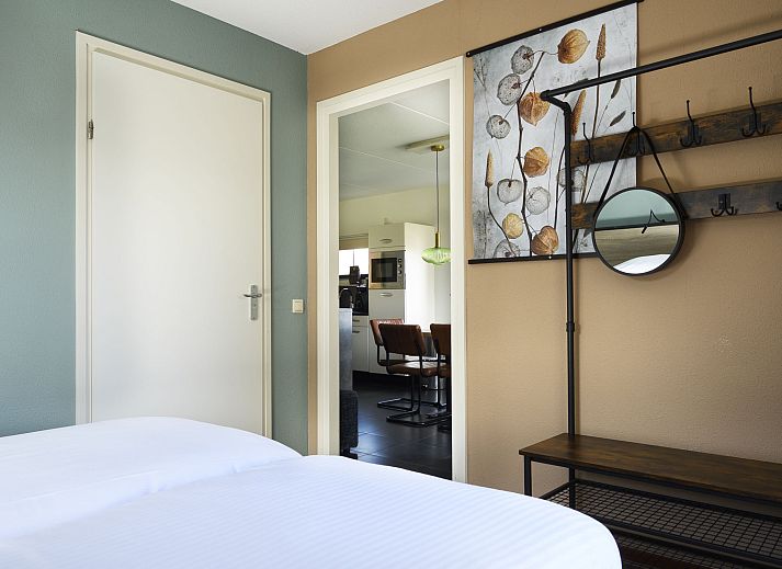 Stilvolles Wohnzimmer im Ferienhaus Lieskehuis Wellness de Luxe 10+2, Vlagtwedde, mit bequemen Sitzgelegenheiten und moderner Einrichtung.