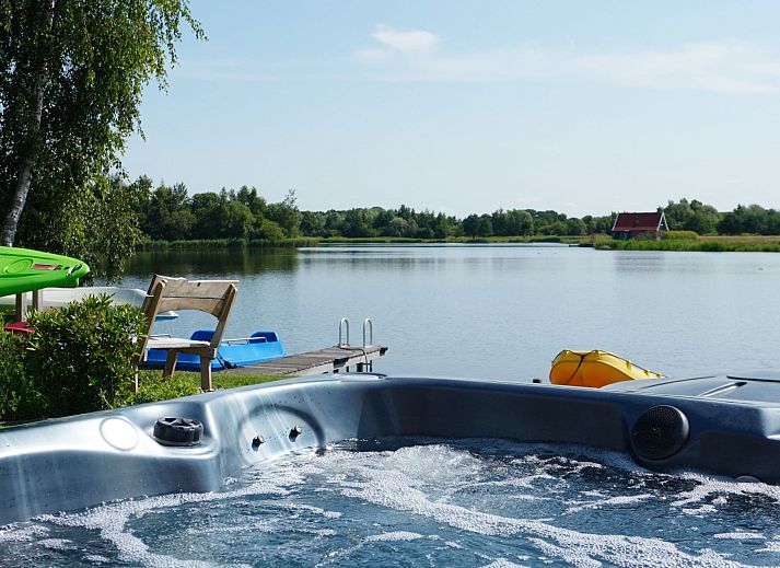 Gemuetliches Schlafzimmer im Ferienhaus Lieskehuis Wellness de Luxe 10+2, Vlagtwedde, mit beruhigenden Farben und bequemem Bett.