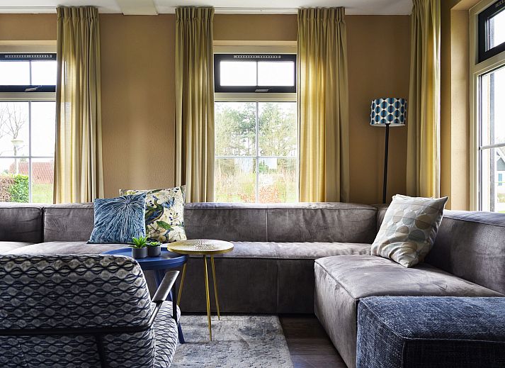 Privater Steg mit Boot im Ferienhaus Lieskehuis Wellness de Luxe 10+2 in Vlagtwedde, ideal fuer Wassersportler.