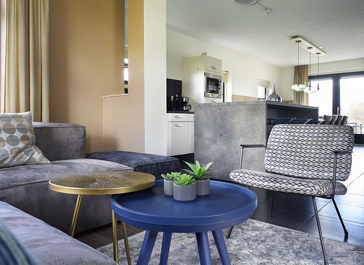 Privater Steg mit Boot im Ferienhaus Lieskehuis Wellness de Luxe 10+2 in Vlagtwedde, ideal fuer Wassersportler.