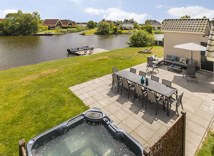 Privater Steg mit Boot im Ferienhaus Lieskehuis Wellness de Luxe 10+2 in Vlagtwedde, ideal fuer Wassersportler.