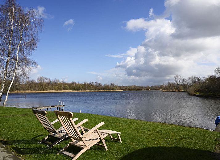Whirlpool mit Blick auf das Wasser im Ferienhaus Lieskehuis Wellness de Luxe 10+2, Vlagtwedde, fuer ultimative Entspannung.