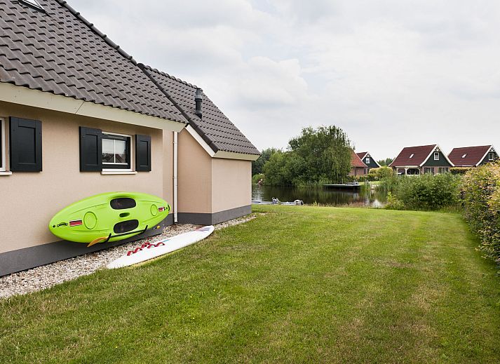 Whirlpool mit Blick auf das Wasser im Ferienhaus Lieskehuis Wellness de Luxe 10+2, Vlagtwedde, fuer ultimative Entspannung.