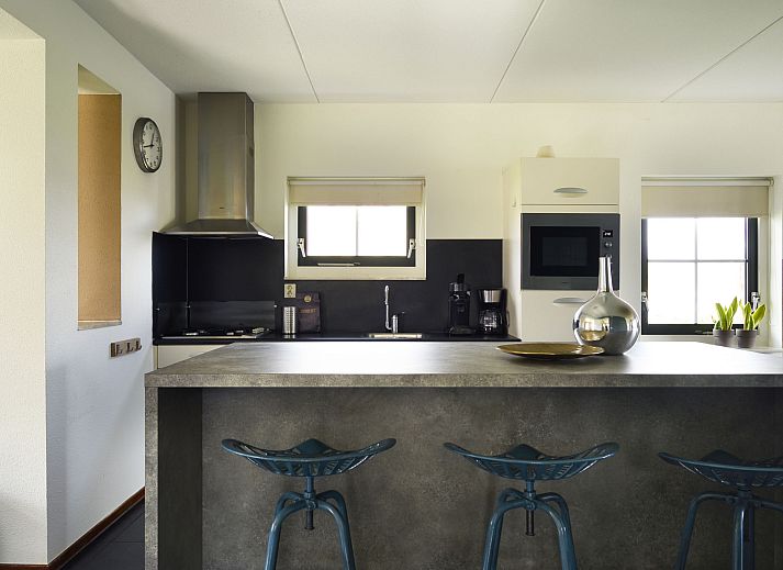 Whirlpool mit Blick auf das Wasser im Ferienhaus Lieskehuis Wellness de Luxe 10+2, Vlagtwedde, fuer ultimative Entspannung.