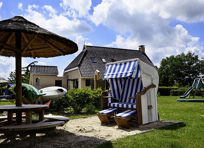 Ferienhaus Lieskehuis Wellness de Luxe 10+2 in Vlagtwedde, charmanter Aussenbereich mit Spielplatz und grossem Garten in Groningen.