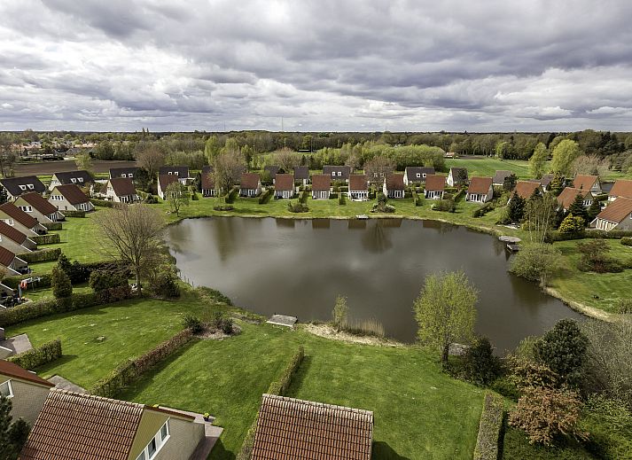 Charmanter Balkon des Ferienhauses Ruiten AA comfort in Vlagtwedde, Groningen, mit Blick auf die gruene Umgebung.