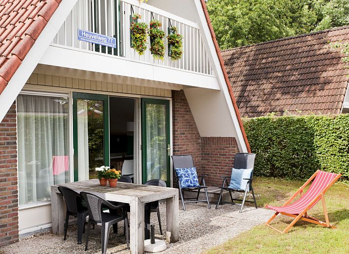 Moderne Kueche im Ferienhaus Ruiten AA comfort, Vlagtwedde, Groningen, mit Luxusgeraeten und Holzverkleidung.
