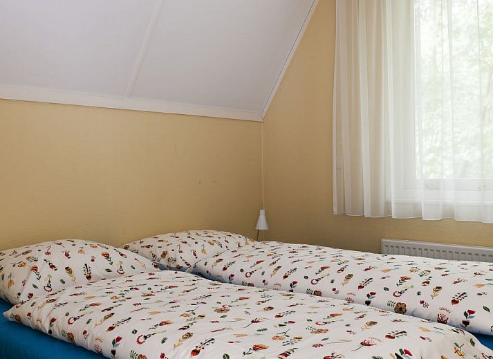 Moderne Kueche im Ferienhaus Ruiten AA comfort, Vlagtwedde, Groningen, mit Luxusgeraeten und Holzverkleidung.