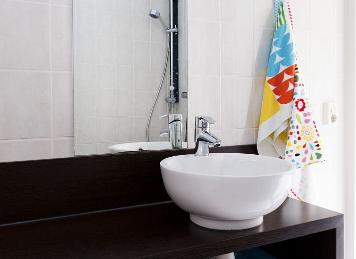 Gemuetliche Terrasse im Ferienhaus Ruiten AA comfort in Vlagtwedde, Groningen, mit Blick auf Natur und Wasser.