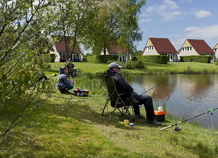 Gemuetliche Terrasse im Ferienhaus Ruiten AA comfort in Vlagtwedde, Groningen, mit Blick auf Natur und Wasser.