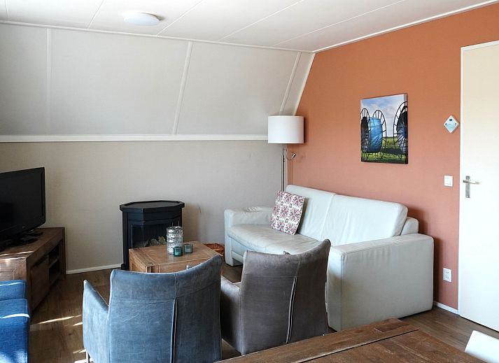 Gemuetliche Terrasse im Ferienhaus Ruiten AA comfort in Vlagtwedde, Groningen, mit Blick auf Natur und Wasser.