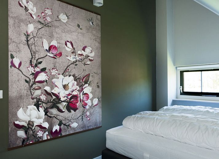 Gezellige woonkamer met bloemendecoratie in Vakantiehuis Lethehuis te Vlagtwedde, Groningen.