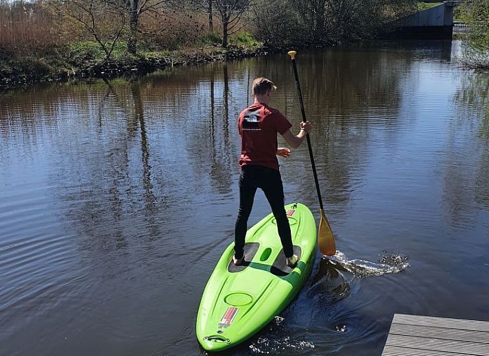 Terras aan het water bij Vakantiehuis Lethehuis in Vlagtwedde, Groningen, ideaal voor ontspanning.