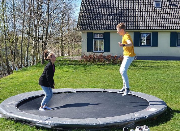 Terras aan het water bij Vakantiehuis Lethehuis in Vlagtwedde, Groningen, ideaal voor ontspanning.