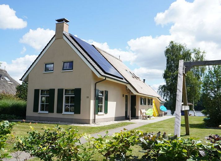 Terras aan het water bij Vakantiehuis Lethehuis in Vlagtwedde, Groningen, ideaal voor ontspanning.