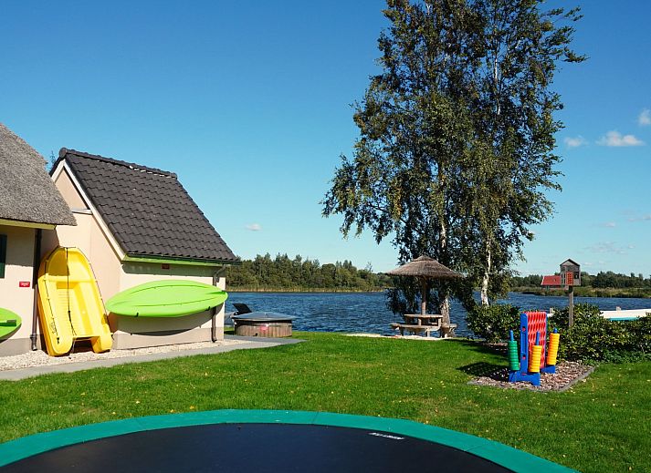 Paddleboarden op het water nabij Vakantiehuis Lethehuis in Vlagtwedde, Groningen.