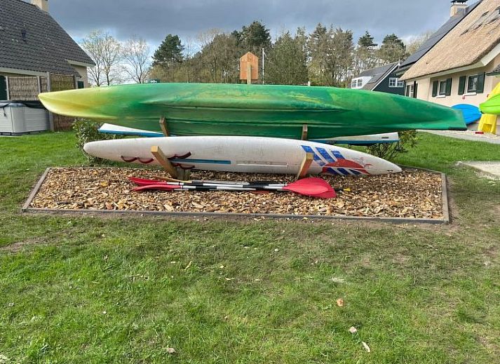 Paddleboarden op het water nabij Vakantiehuis Lethehuis in Vlagtwedde, Groningen.
