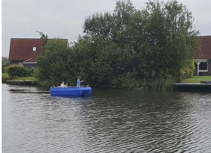 Luchtfoto van Vakantiehuis Lethehuis in Vlagtwedde, Groningen met ruime tuin en speeltoestellen.