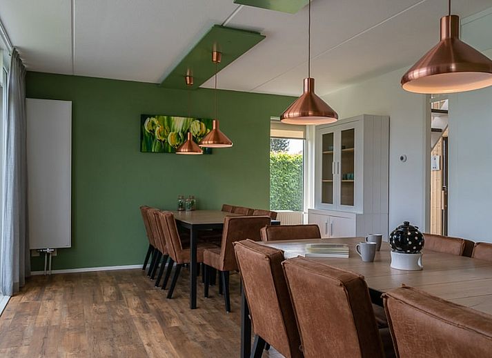 Gemuetliches Wohnzimmer des Bungalows Wellness 14 in Vlagtwedde, suedoestlich von Groningen, mit komfortabler Sitzecke und modernen Moebeln.