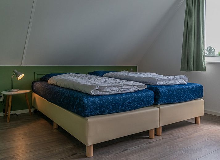 Gemuetliches Wohnzimmer des Bungalows Wellness 14 in Vlagtwedde, suedoestlich von Groningen, mit bequemen Sofas und modernen Moebeln.