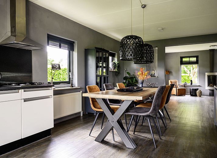 Ferienhaus Vosseberghuis Prestige & Outdoor Spa in Vlagtwedde mit Terrasse am Wasser, umgeben von der Natur.