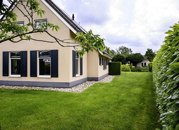 Ferienhaus Vosseberghuis Prestige & Outdoor Spa in Vlagtwedde mit Terrasse am Wasser, umgeben von der Natur.