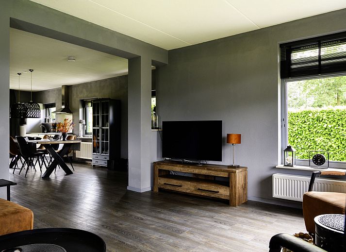 Modernes Esszimmer im Ferienhaus Vosseberghuis Prestige & Outdoor Spa, Vlagtwedde, suedoestlich von Groningen.