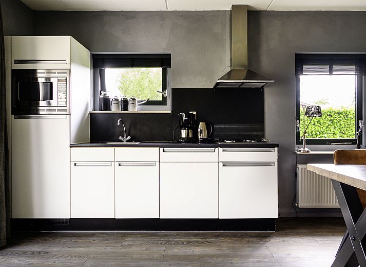 Modernes Esszimmer im Ferienhaus Vosseberghuis Prestige & Outdoor Spa, Vlagtwedde, suedoestlich von Groningen.