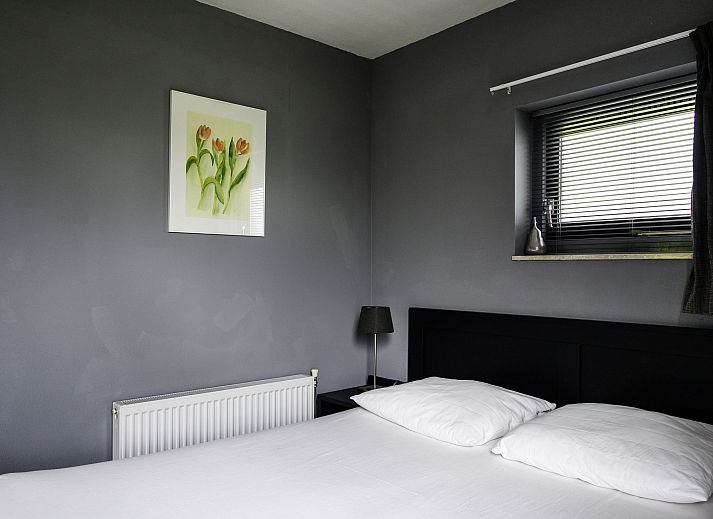 Modernes Esszimmer im Ferienhaus Vosseberghuis Prestige & Outdoor Spa, Vlagtwedde, suedoestlich von Groningen.