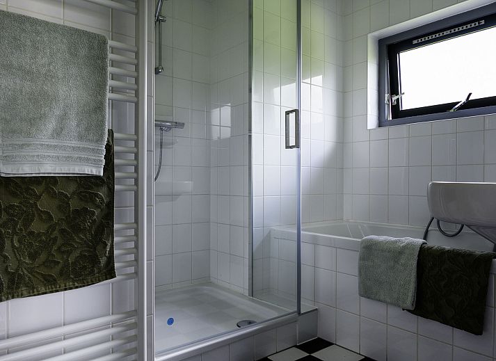 Sprudelbad im Ferienhaus Vosseberghuis Prestige & Outdoor Spa in Vlagtwedde, umgeben von viel Gruen.