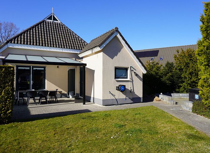 Sprudelbad im Ferienhaus Vosseberghuis Prestige & Outdoor Spa in Vlagtwedde, umgeben von viel Gruen.