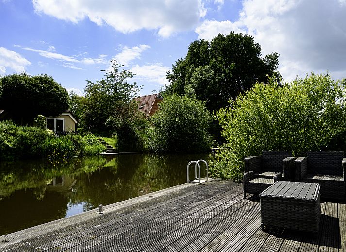 Sprudelbad im Ferienhaus Vosseberghuis Prestige & Outdoor Spa in Vlagtwedde, umgeben von viel Gruen.