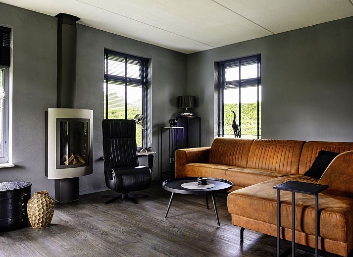 Sprudelbad im Ferienhaus Vosseberghuis Prestige & Outdoor Spa in Vlagtwedde, umgeben von viel Gruen.