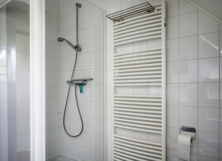 Erholsame Aussicht auf das Wasser im Ferienhaus Vosseberghuis Prestige & Outdoor Spa, Vlagtwedde, Groningen.