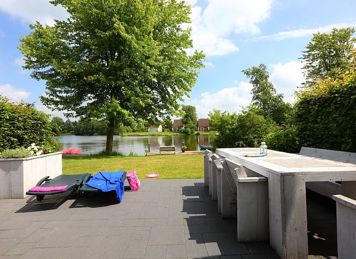 Gezellige woonkamer in Comfort 6 bungalow in Vlagtwedde, Zuidoost Groningen, met moderne inrichting en comfortabele zitplaatsen.