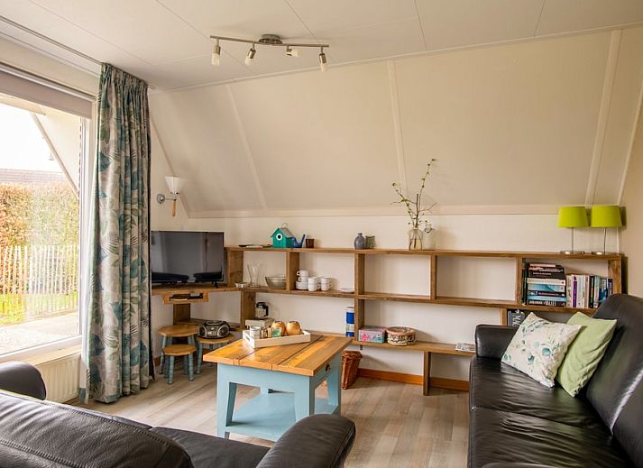 Der Comfort 4 Bungalow in Vlagtwedde, suedoestlich von Groningen, bietet eine idyllische Terrasse und einen Garten mit schoener Aussicht auf die umliegende Landschaft.