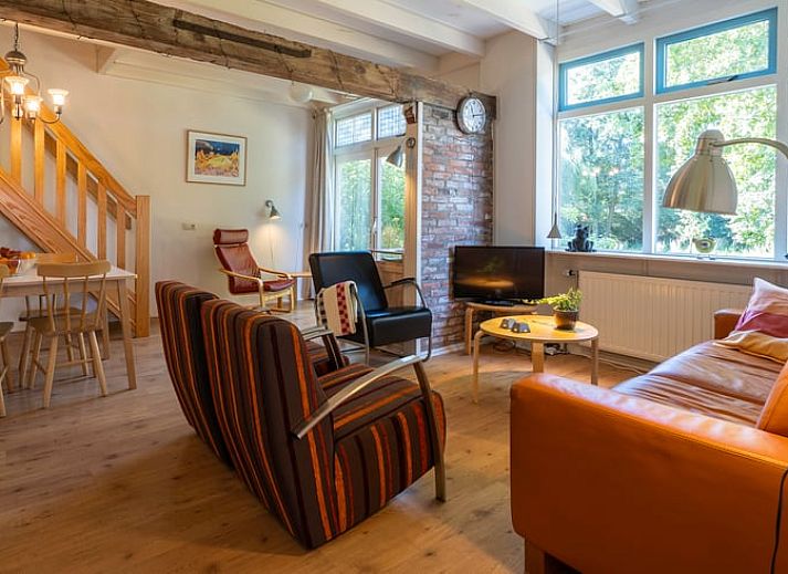 Ruime tuin bij Vakantiehuisje in Wedde, Zuidoost Groningen, vakantiehuis met kas en groene omgeving.