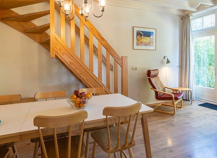 Ruime tuin bij Vakantiehuisje in Wedde, Zuidoost Groningen, vakantiehuis met kas en groene omgeving.