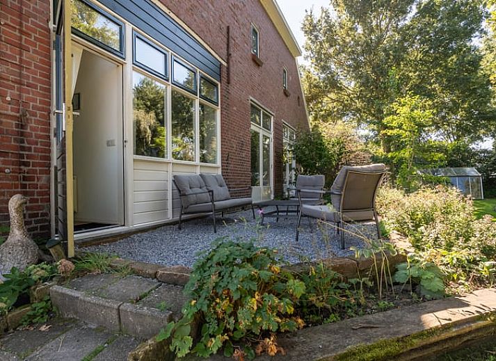 Ruime tuin bij Vakantiehuisje in Wedde, Zuidoost Groningen, vakantiehuis met kas en groene omgeving.