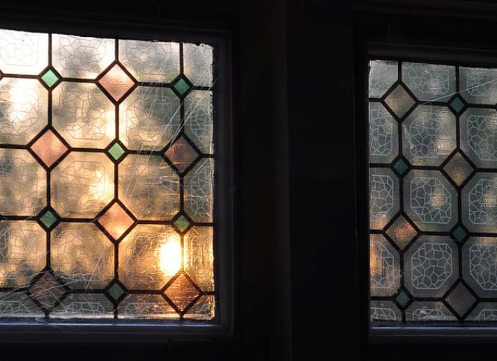 Eethoek in Vakantiehuisje in Wedde, Zuidoost Groningen, met houten tafel en trap naar bovenverdieping.