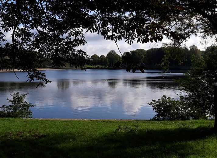 Zonnig terras bij Vakantiehuisje in Wedde, Zuidoost Groningen, met comfortabele zitplaatsen en tuin.