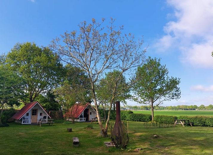 Zonnig terras bij Vakantiehuisje in Wedde, Zuidoost Groningen, met comfortabele zitplaatsen en tuin.