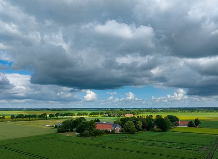 Comfortabele slaapkamer in Vakantiehuis in Wedde, Groningen, met rustieke charme.
