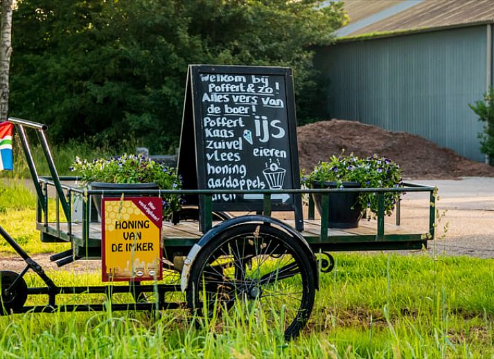 Comfortabele slaapkamer in Vakantiehuis in Wedde, Groningen, met rustieke charme.