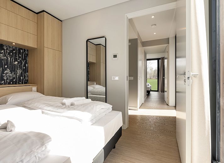 Dining room and kitchen in 4-person house 4CE in Wedde, southeast Groningen, with modern furnishings.