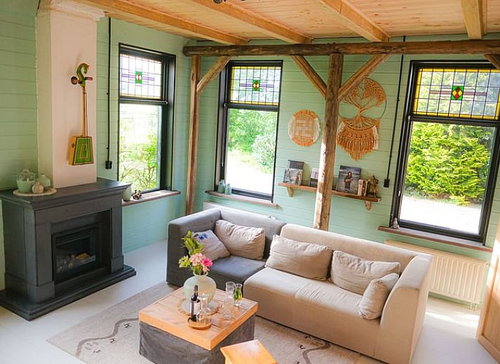 Luchtfoto van Vakantiehuis in Wedde, omgeven door groene natuur in Zuidoost Groningen, ideaal voor een rustgevend verblijf.